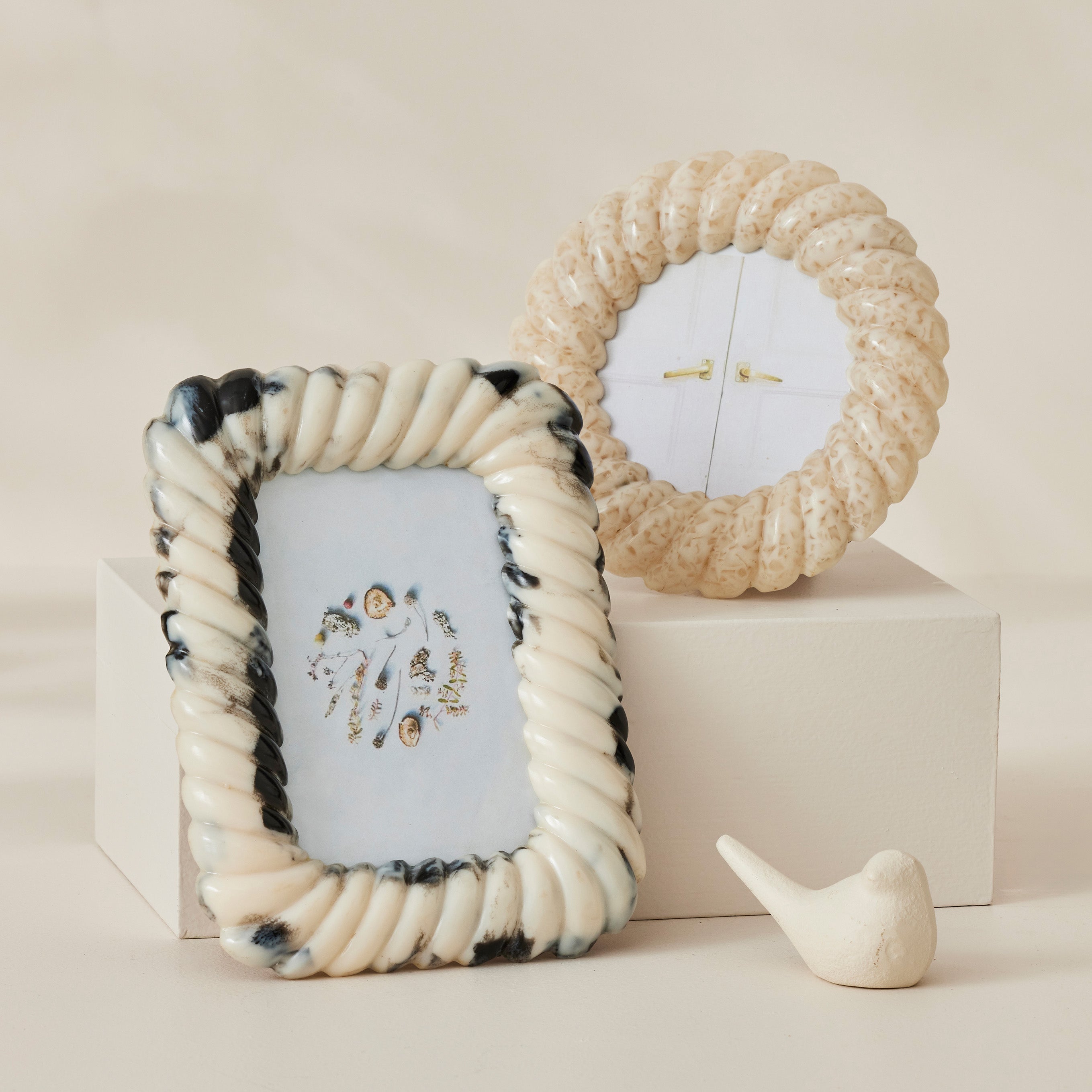 Meera Round Photo Frame